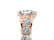 Pear-Shaped Graduated Side Stone Engagement Ring Setting | Shared Prong Rails | Rose Gold