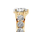 Pear-Shaped Graduated Side Stone Engagement Ring Setting | Shared Prong Rails | Yellow Gold