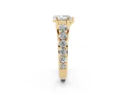 Pear-Shaped Graduated Side Stone Engagement Ring Setting | Shared Prong Rails | Yellow Gold