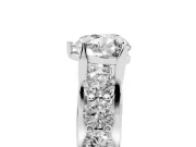 Heart-Shaped Graduated Side Stone Engagement Ring Setting | Shared Prong Rails | Platinum