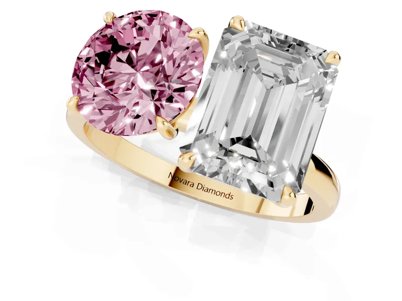 Fancy Pink Round Cut and Emerald Cut Toi Moi Ring Set in Yellow gold with Prong Setting