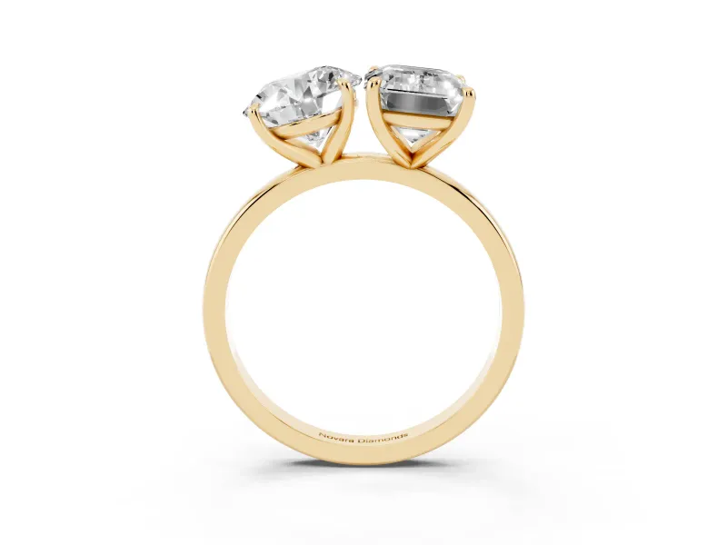 Round Cut and Emerald Cut Toi Moi Ring Set in Yellow gold with Prong Setting